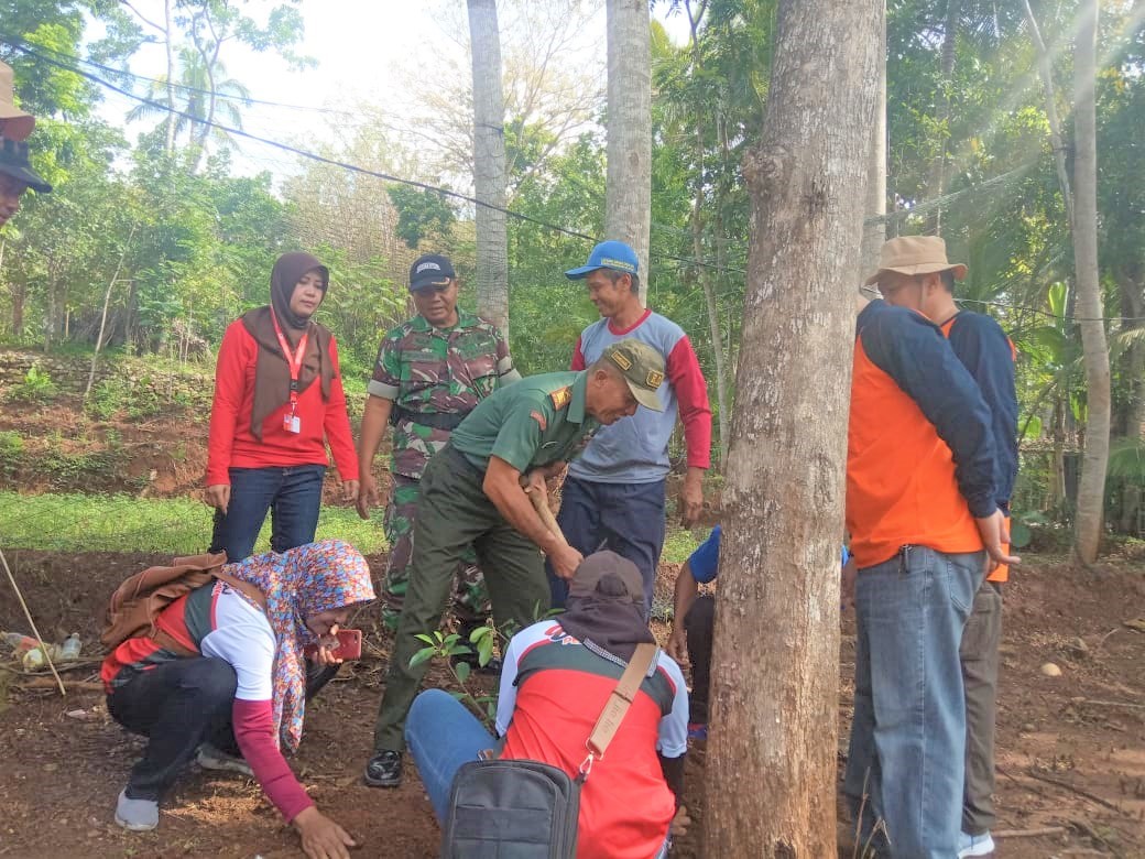 Danramil Wuryantoro Bersama Penggiat Pecinta Lingkungan Tanam Ratusan Bibit Pohon, Ini Tujuannya