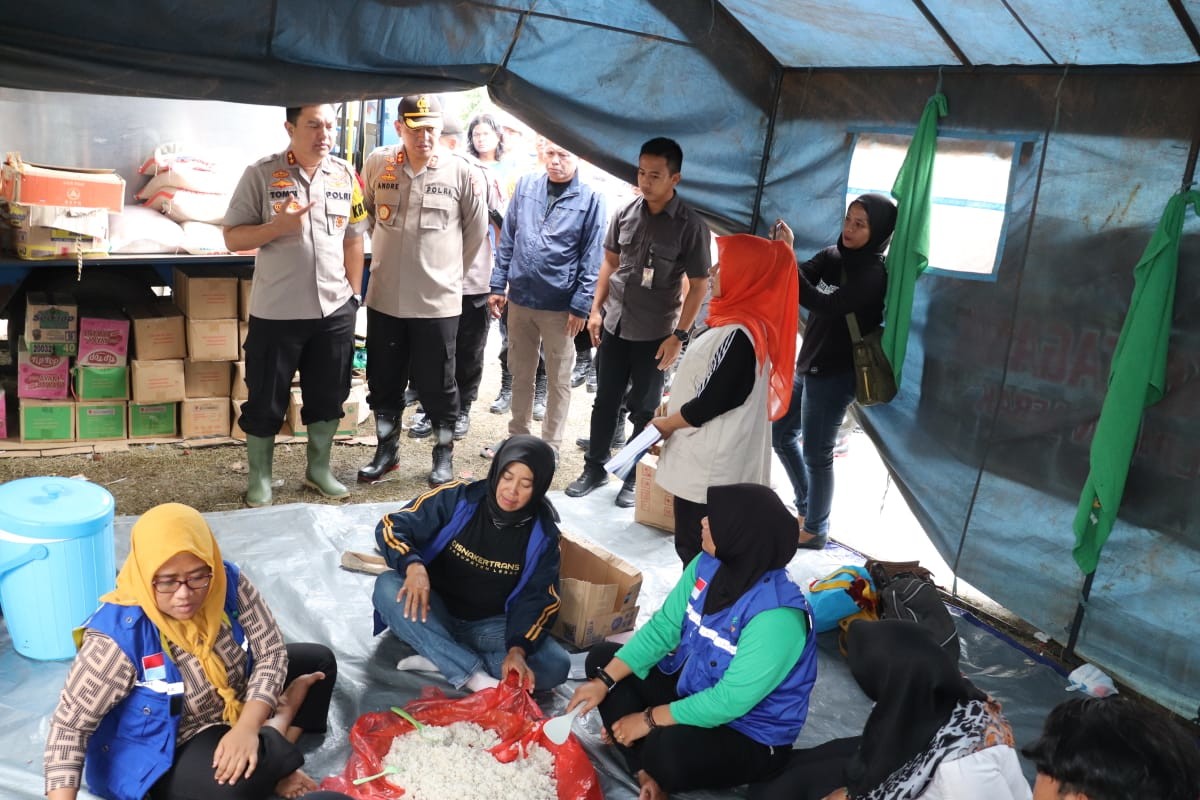 Kapolda Banten Tinjau Langsung dan Berikan Bantuan  Korban  Banjir Bandang di Lebak