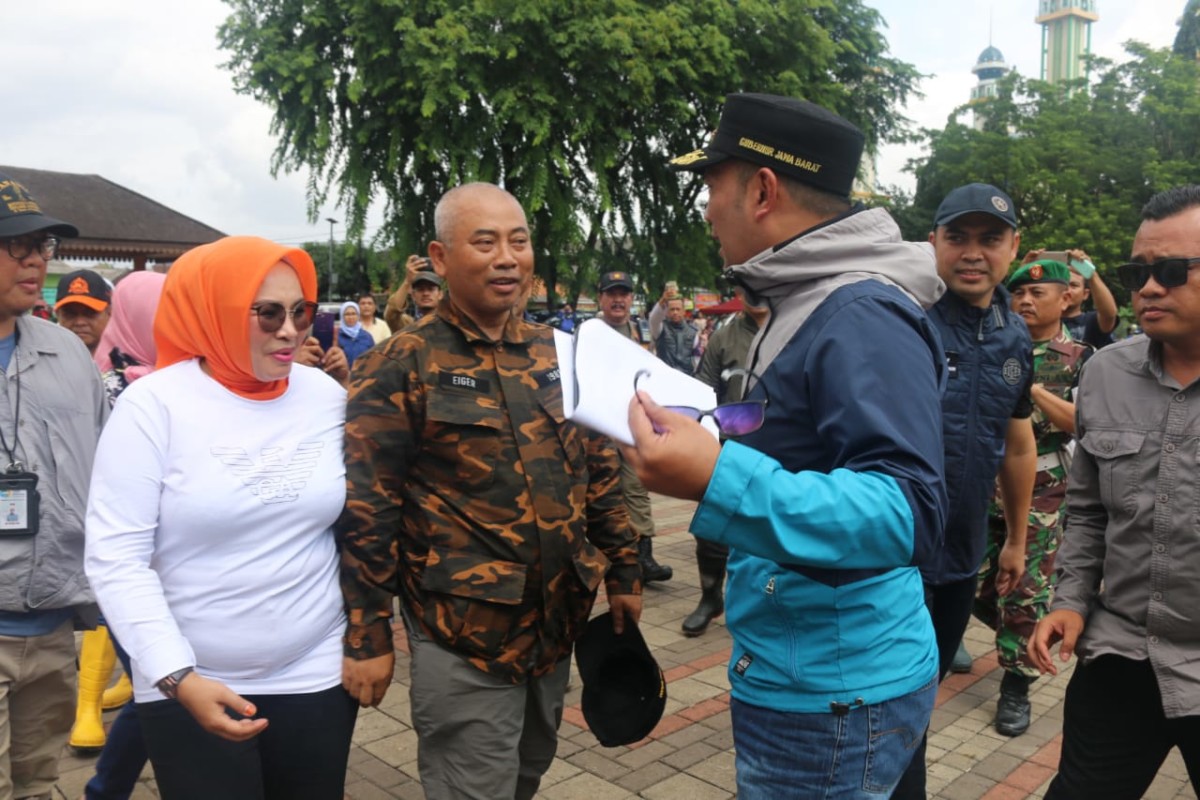 Walikota Bekasi Dampingi Gubernur Jabar Tinjau Lokasi Banjir