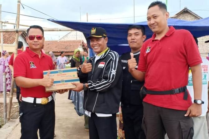 Alumni Diktukba Polri Gelombang 1 Tahun 2003, Berikan Bantuan Sembako Kepada Korban Banjir Desa Pecakaran (1)