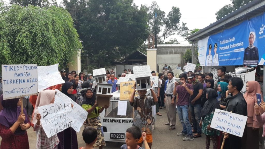 Diduga Selewengkan Dana Desa, Kades Pakembaran Didemo Warganya