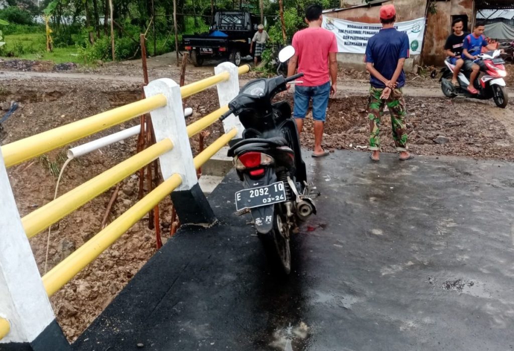 Erosi longsor jalan sebelum Pangkal jembatan Rembes Tegal gubug