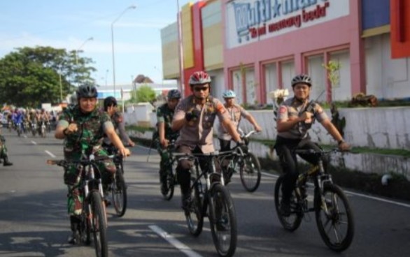 Kapolda Dan Danrem 152 Babullah Gelar Patroli Sepeda Keliling Kota, Pantau Situasi Kamtibmas Natal Dan Tahun Batu 2020.