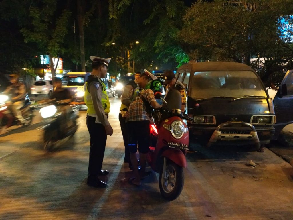 Mengantisipasi Dan Menekan Wilayahnya Dari Tindak Kejahatan 3CN Polsek Medan Helvetia Melaksanakan Razia Malam Di Jalan Kapten Muslim (3)