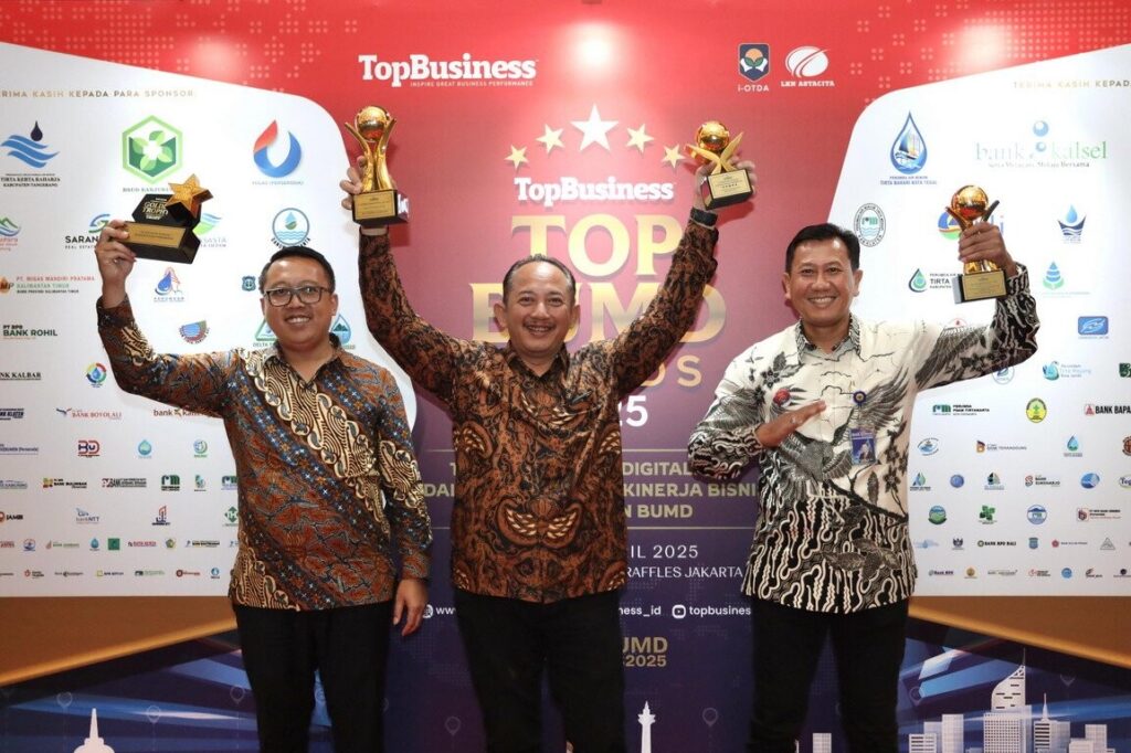 PT-BPR-Bank-Daerah-Karanganyar-Raih-TOP-GOLDEN-TROPHY-2025-di--1688253017